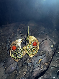 Handgemachte Kupfer-Ohrringe Boho – Halbmond Ohrhänger aus Kupfer & Messing mit roter Einlage | Unikat Schmuck