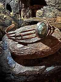 Handgemachter Kupfer-Armreif mit Labradorit – Boho Armspange aus massivem Kupfer | Naturstein Unikat