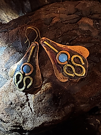 Handgemachte Kupfer-Ohrringe Boho – Tropfen Ohrhänger mit türkisfarbener Einlage & Messing | Unikat Schmuck