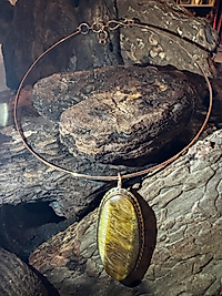 Handgefertigter Kupfer-Halsschmuck mit Tigerauge – Boho Reifkette mit Naturstein Anhänger | Unikat