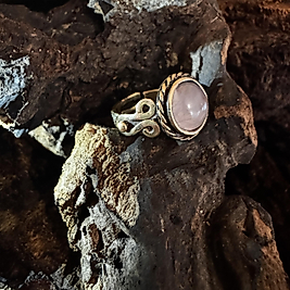 Verstellbarer Rosenquarz Ring aus Messing-Kupfer Legierung – handgefertigter Edelsteinring im Boho Stil