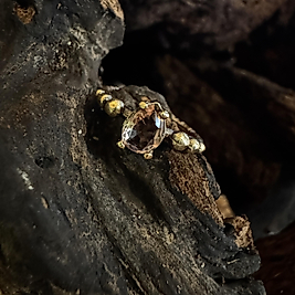 Filigraner Mystic Topaz Ring goldfarben – Messing & Kupfer – Kugeldesign – zarter Solitär – handgefertigt