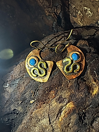 Handgemachte Kupfer-Ohrringe Boho – Halbmond Ohrhänger aus Kupfer & Messing mit blauer Einlage | Unikat Schmuck