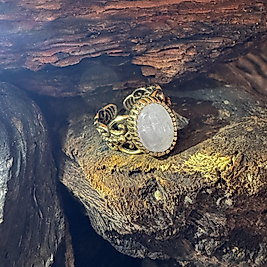 Rosenquarz Ring aus Messing-Kupfer Legierung – handgefertigter Edelstein Schmuck im Boho & Vintage Stil