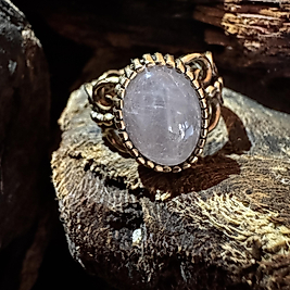 Rosenquarz Ring aus Messing-Kupfer Legierung – handgefertigter Edelstein Schmuck im Boho & Vintage Stil