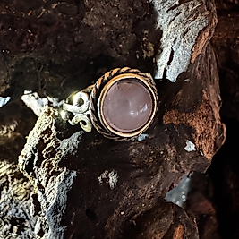 Verstellbarer Rosenquarz Ring aus Messing-Kupfer Legierung – handgefertigter Edelsteinring im Boho Stil