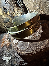 Rustikaler Armreif aus Messing und Kupfer in Handarbeit gefertigt. Warm, markant und jedes Stück ein individuelles Unikat.