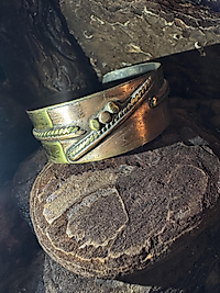 Rustikaler Armreif aus Messing und Kupfer in Handarbeit gefertigt. Warm, markant und jedes Stück ein individuelles Unikat.