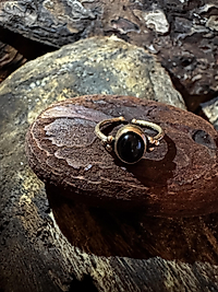 Eleganter verstellbare Ring aus Messing/Kupfer mit schwarzem Onyx
