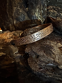 Handgemachter Kupfer-Armreif mit Gravur – Strukturierte Armspange aus massivem Kupfer | Boho & Vintage Stil