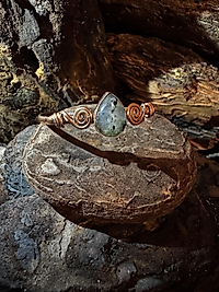 Handgemachter Kupfer-Armreif mit Labradorit – Boho Armspange aus massivem Kupfer | Naturstein Unikat Tropfenform