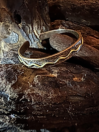 Handgemachter Kupfer-Messing-Armreif mit Wellenlinie – Zweifarbige Armspange | Boho & Vintage Stil