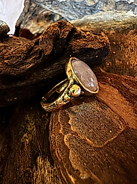 Rosenquarz Ring – Rund | Messing goldfarben | Verstellbar | Zarter Naturstein