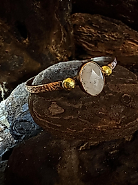 Handgemachter Kupfer-Armreif mit Rosenquarz – Boho Armspange aus massivem Kupfer | Naturstein Unikat