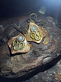 Handgemachte Kupfer-Ohrringe Boho – Geometrische Ohrhänger aus Kupfer & Messing mit dekorativer Einlage | Unikat Schmuck