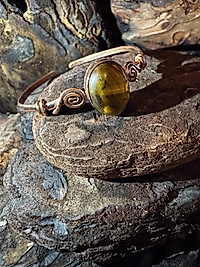 Handgemachter Kupfer-Armreif mit Tigerauge – Boho Armspange aus massivem Kupfer | Naturstein Unikat